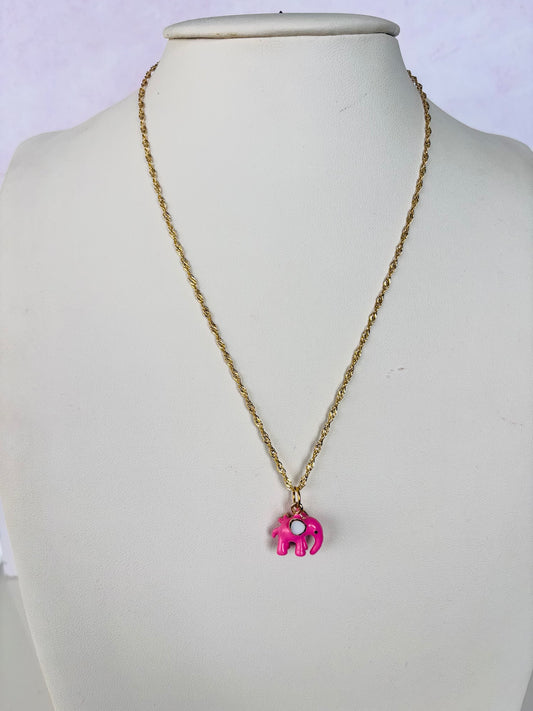 Cadena chapa de oro 18k dorada con detalles sutiles, ideal para niñas y jóvenes — joyería E|B Jewels al mayoreo.