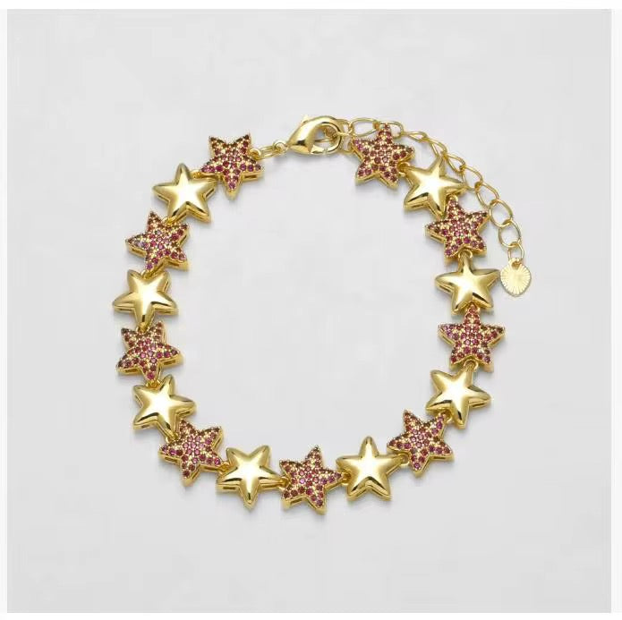 Pulsera de estrellas en chapa de oro al mayoreo. Alta calidad, hipoalergénica y ajustable. Precios especiales para revendedoras. Envíos a todo México.
