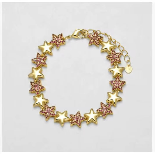 Pulsera de estrellas en chapa de oro al mayoreo. Alta calidad, hipoalergénica y ajustable. Precios especiales para revendedoras. Envíos a todo México.
