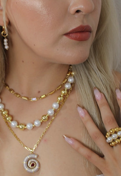Collar de chapa de oro 18K con dije de caracola de mar, diseño elegante y femenino para venta de joyería de mayoreo, ideal para combinar con aretes, pulseras y anillos.