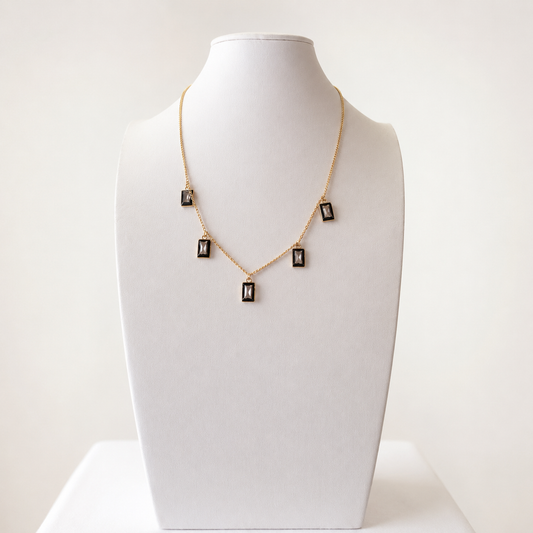 Choker con detalles en negro y chapa de oro 18K, ideal para layering y joyería de mayoreo.