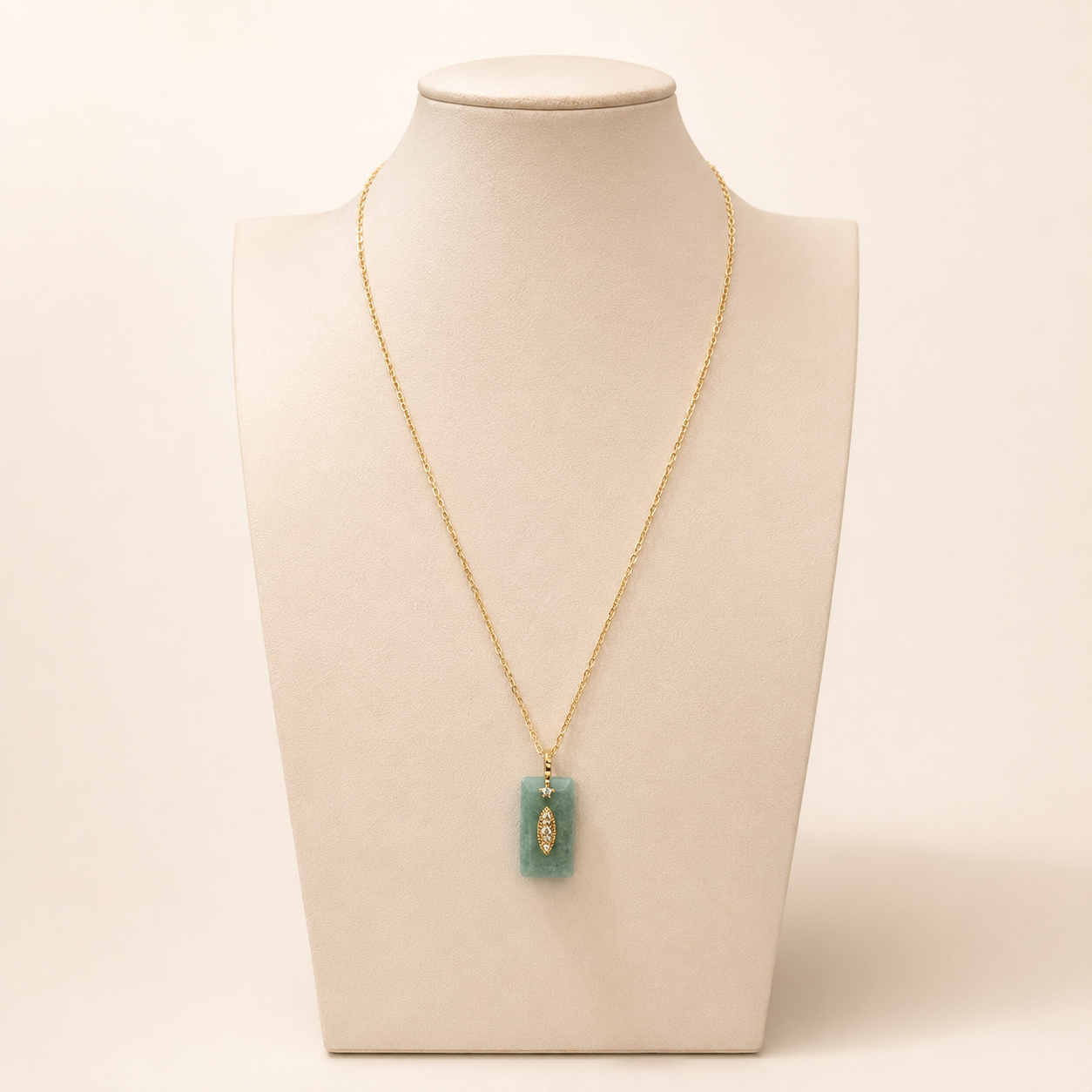 Collar con piedra amazonita verde menta y detalles en chapa de oro 18K para venta de joyería de mayoreo.