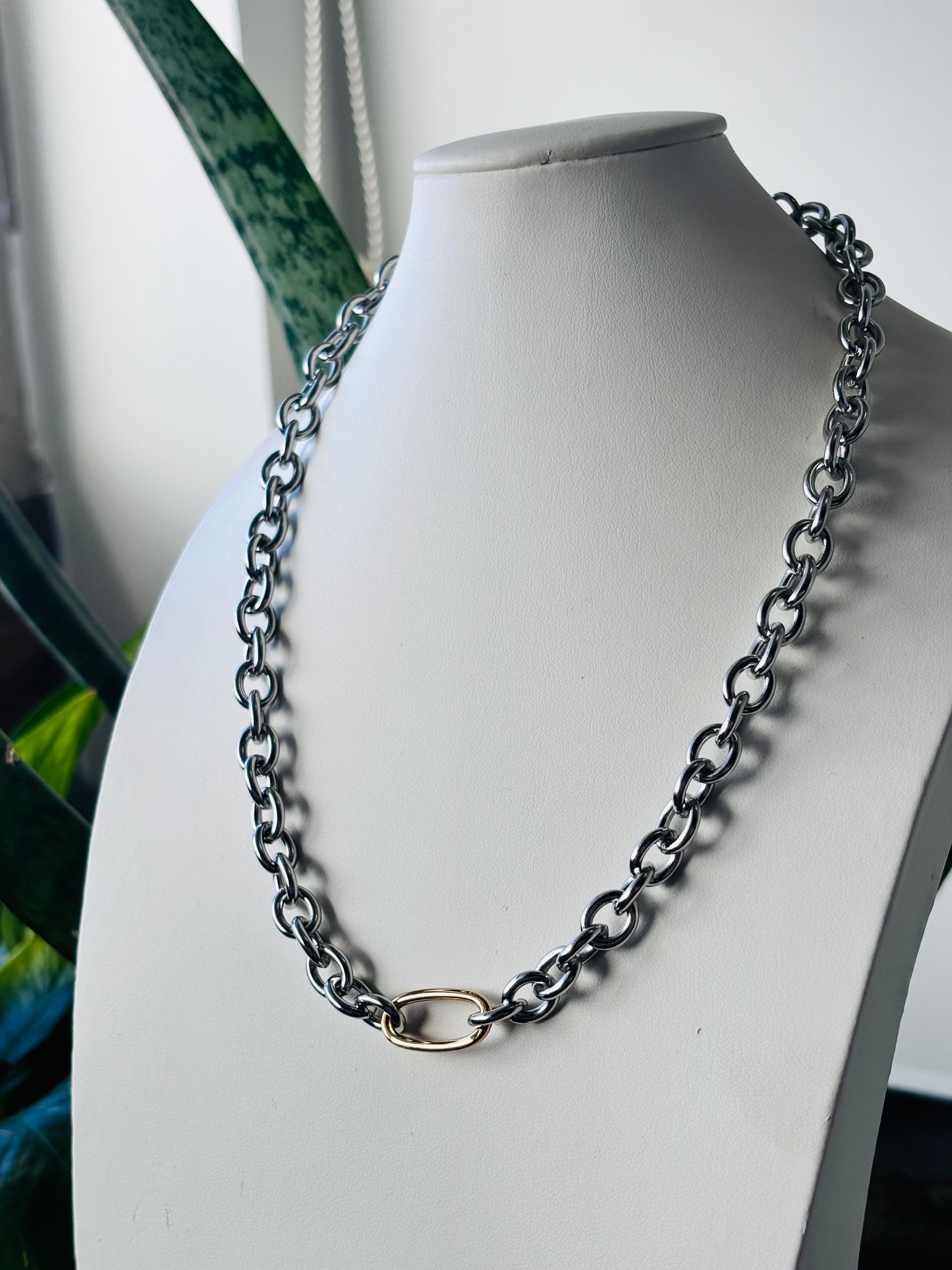Collar bicolor en tonos dorado y plateado, ideal para combinar con joyería moderna.