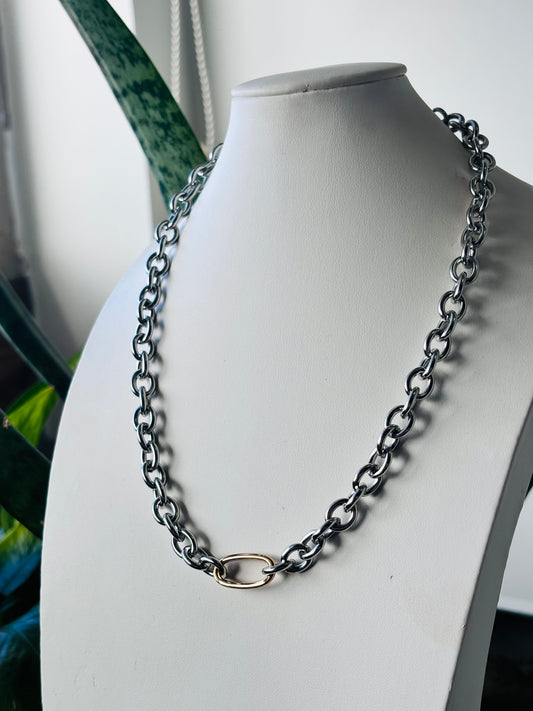 Collar bicolor en tonos dorado y plateado, ideal para combinar con joyería moderna.
