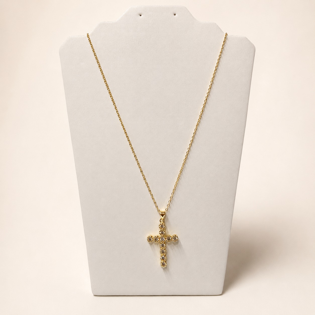 Collar de chapa de oro 18K con dije de cruz cubierta de piedras para venta de joyería de mayoreo.