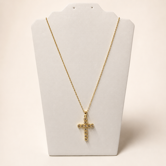 Collar de chapa de oro 18K con dije de cruz cubierta de piedras para venta de joyería de mayoreo.