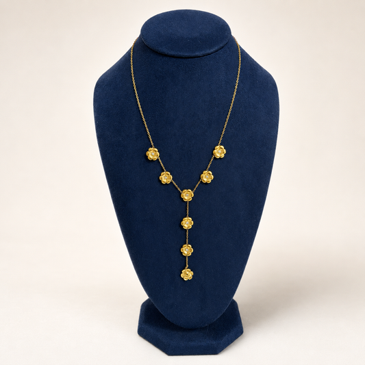 Collar Fiore dorado de acero inoxidable 316L con diseño de flores y caída tipo Y. Pieza femenina y elegante ideal para venta de joyería al mayoreo.