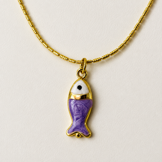 Collar dorado en chapa de oro 18k con dije de pez y detalle decorativo morado. Mayoreo 