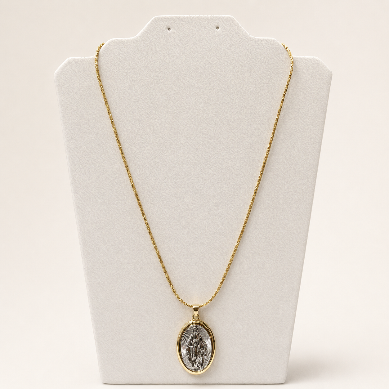 Collar religioso bicolor de chapa de oro 18K con dije de la Virgen María para venta de joyería de mayoreo.