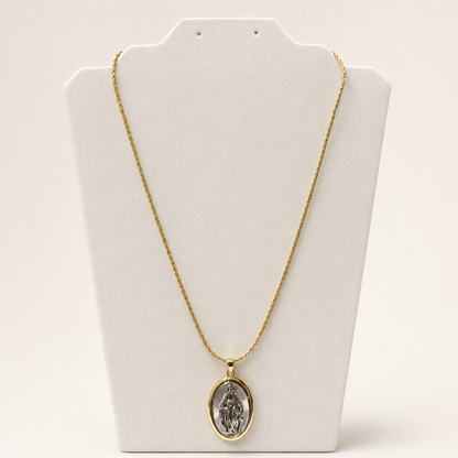 Collar religioso bicolor de chapa de oro 18K con dije de la Virgen María para venta de joyería de mayoreo.
