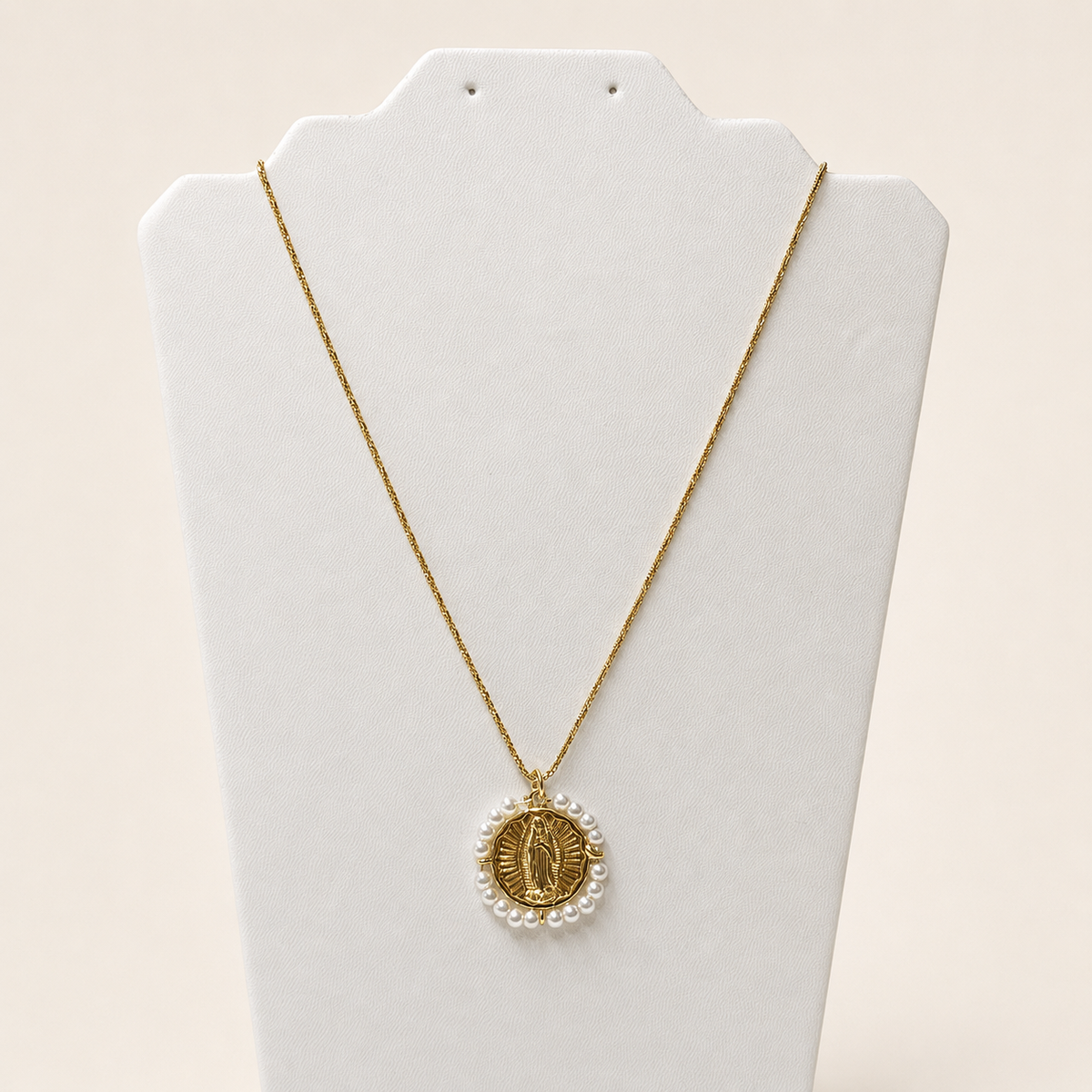 Collar de chapa de oro 18K con dije de la Virgen y contorno de perlas para venta de joyería religiosa de mayoreo.