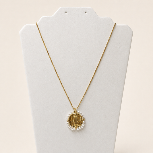 Collar de chapa de oro 18K con dije de la Virgen y contorno de perlas para venta de joyería religiosa de mayoreo.