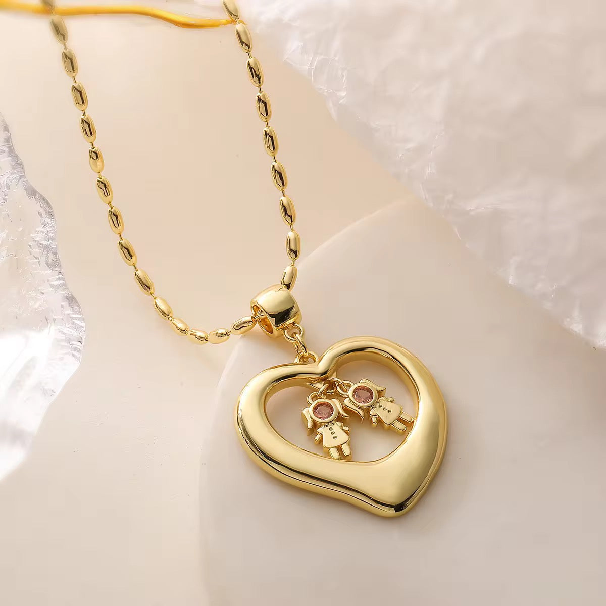 Collar con dije en chapa de oro 18K, diseño femenino y combinable para joyería de mayoreo.