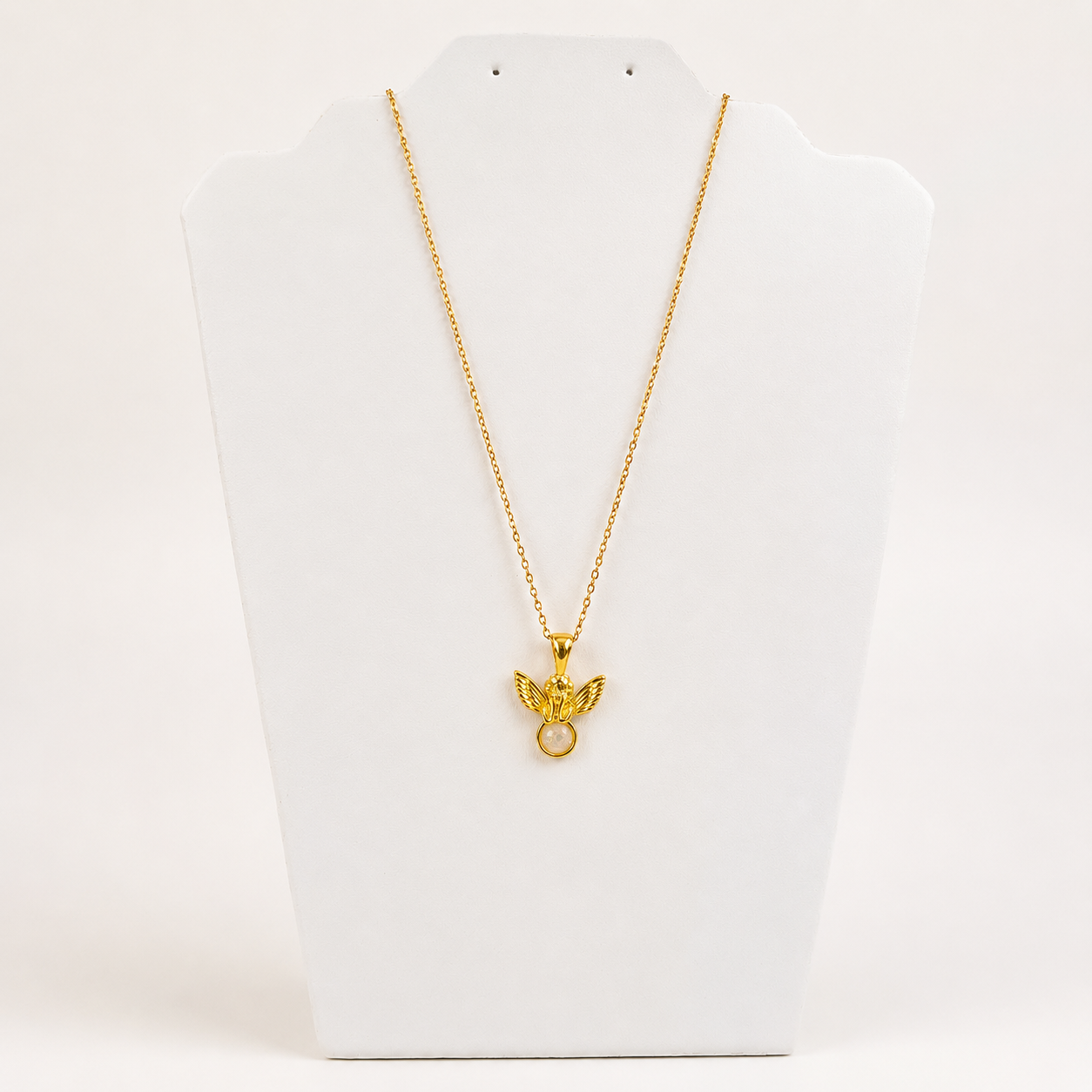 Collar con dije en chapa de oro 18K, diseño femenino y combinable para joyería de mayoreo.