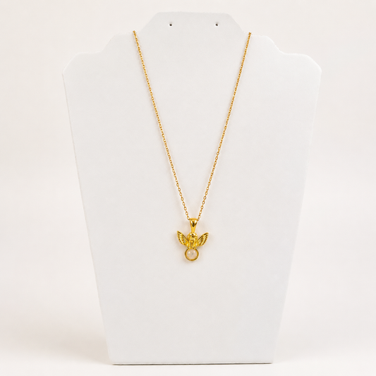 Collar con dije en chapa de oro 18K, diseño femenino y combinable para joyería de mayoreo.