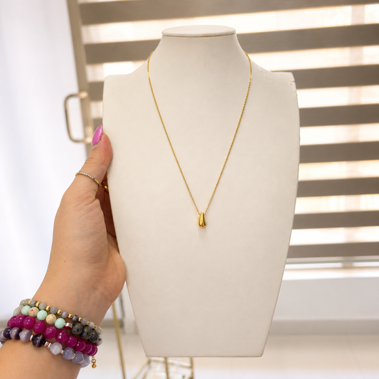 Collar con dije en chapa de oro 18K, diseño femenino y combinable para joyería de mayoreo.