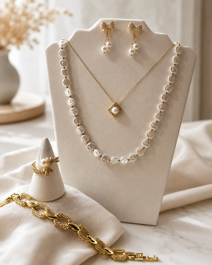 Collar con perlas de río y detalles en chapa de oro 18K, diseño elegante