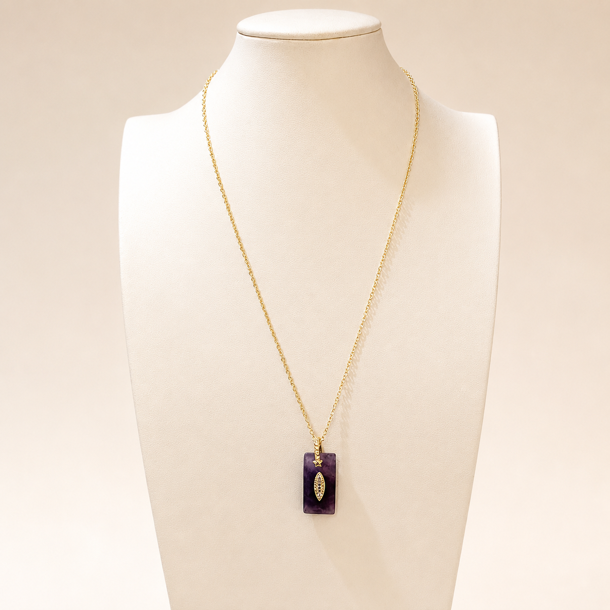 Collar con piedra amatista tono morado y detalles en chapa de oro 18K para venta de joyería de mayoreo.