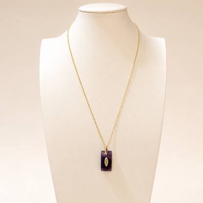 Collar con piedra amatista tono morado y detalles en chapa de oro 18K para venta de joyería de mayoreo.