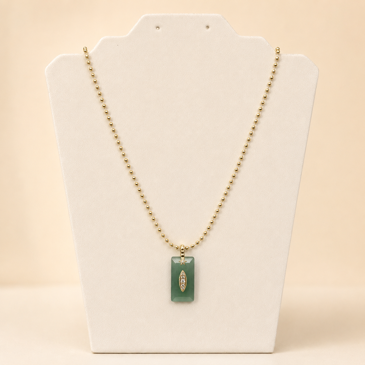 Collar con piedra amazonita tono verde y detalles en chapa de oro 18K para venta de joyería de mayoreo.