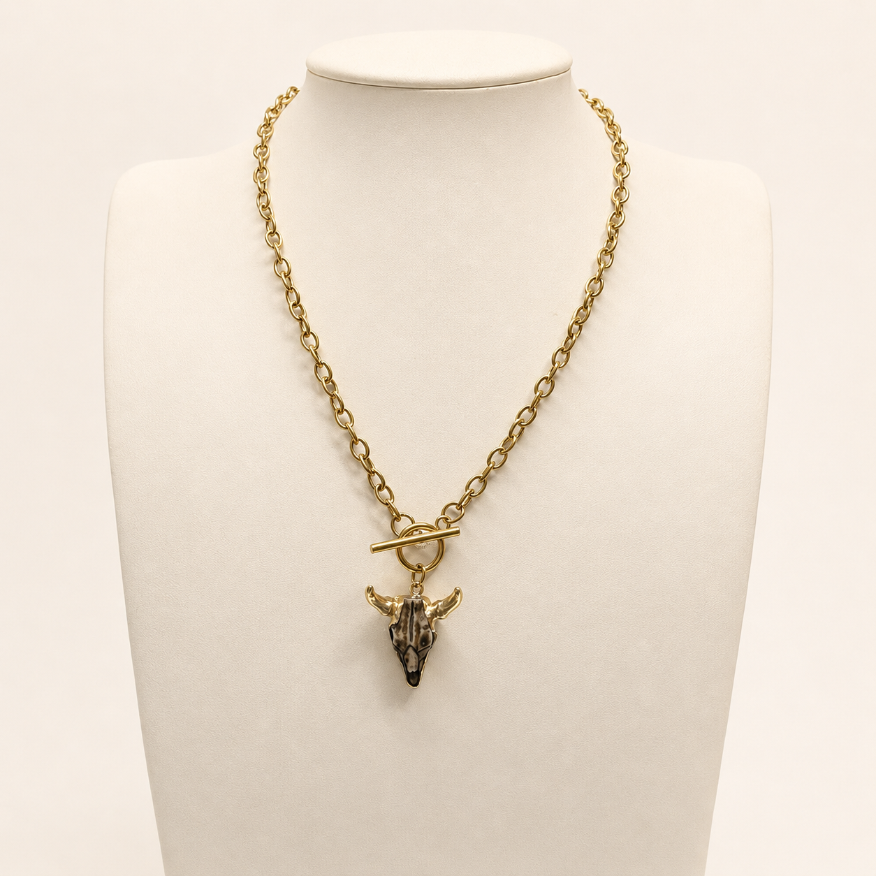 Collar de acero inoxidable 316L con dije de ternero, diseño moderno y versátil para venta de joyería de mayoreo, ideal para combinar con aretes, pulseras y anillos.