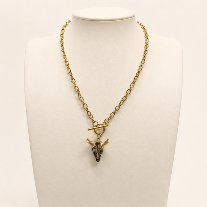 Collar de acero inoxidable 316L con dije de ternero, diseño moderno y versátil para venta de joyería de mayoreo, ideal para combinar con aretes, pulseras y anillos.