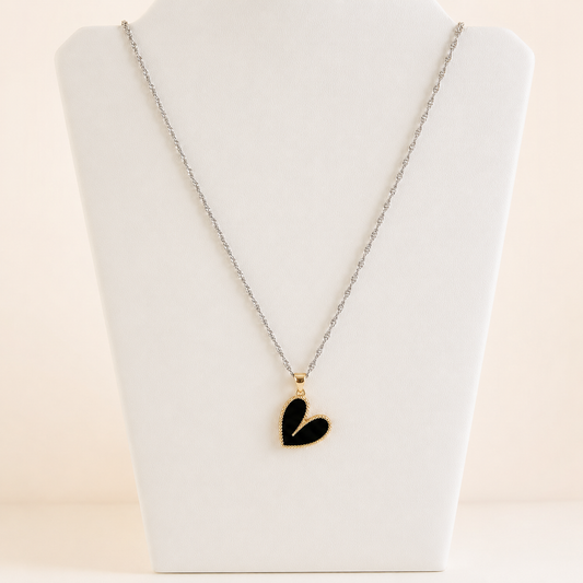 Collar de chapa de oro 18K bicolor con dije de corazón, diseño elegante y femenino para venta de joyería de mayoreo, ideal para combinar con aretes, pulseras y anillos.