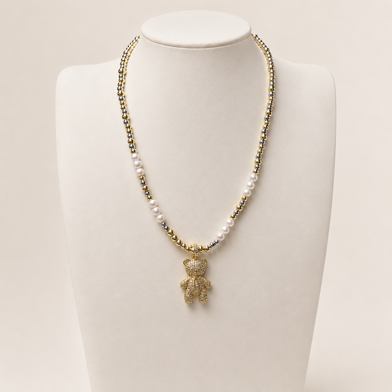 Collar de chapa de oro 18K bicolor con perlas, diseño elegante y femenino para venta de joyería de mayoreo, ideal para combinar con aretes, pulseras y anillos.