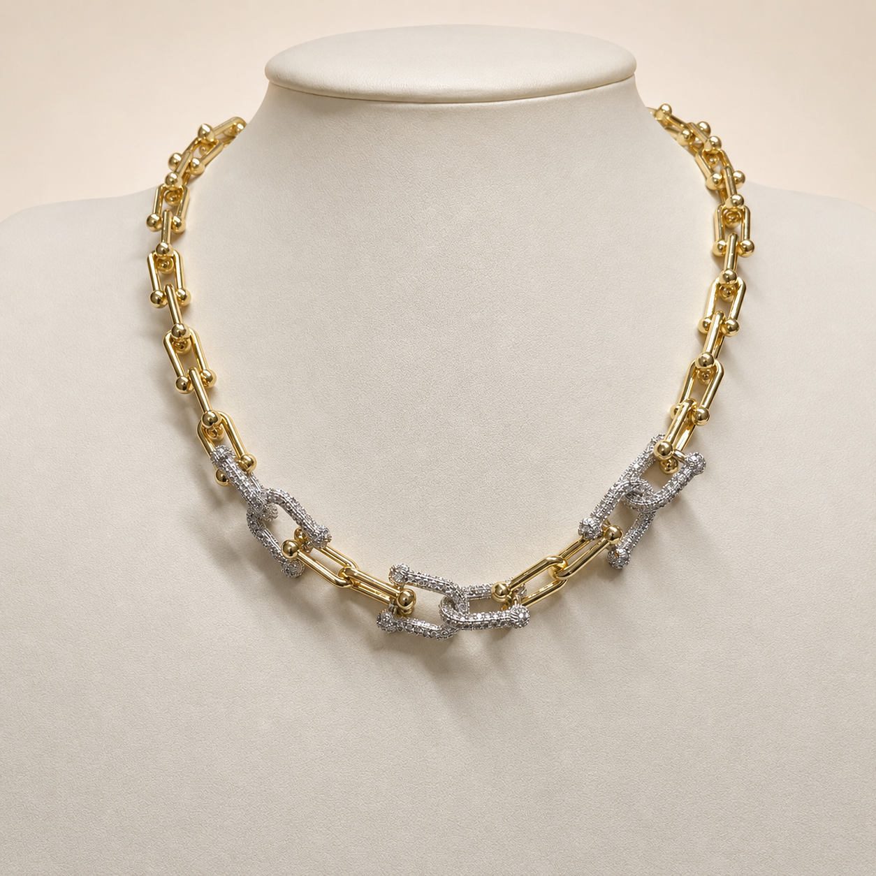 Collar de chapa de oro 18K bicolor con diseño elegante y femenino, ideal para venta de joyería de mayoreo y creación de sets con aretes, pulseras y anillos.