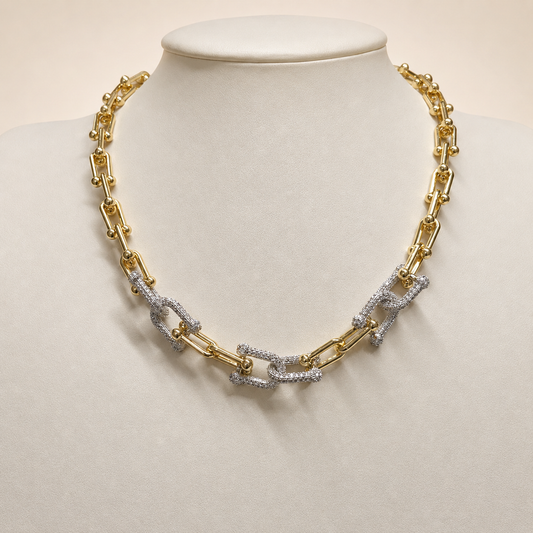 Collar de chapa de oro 18K bicolor con diseño elegante y femenino, ideal para venta de joyería de mayoreo y creación de sets con aretes, pulseras y anillos.