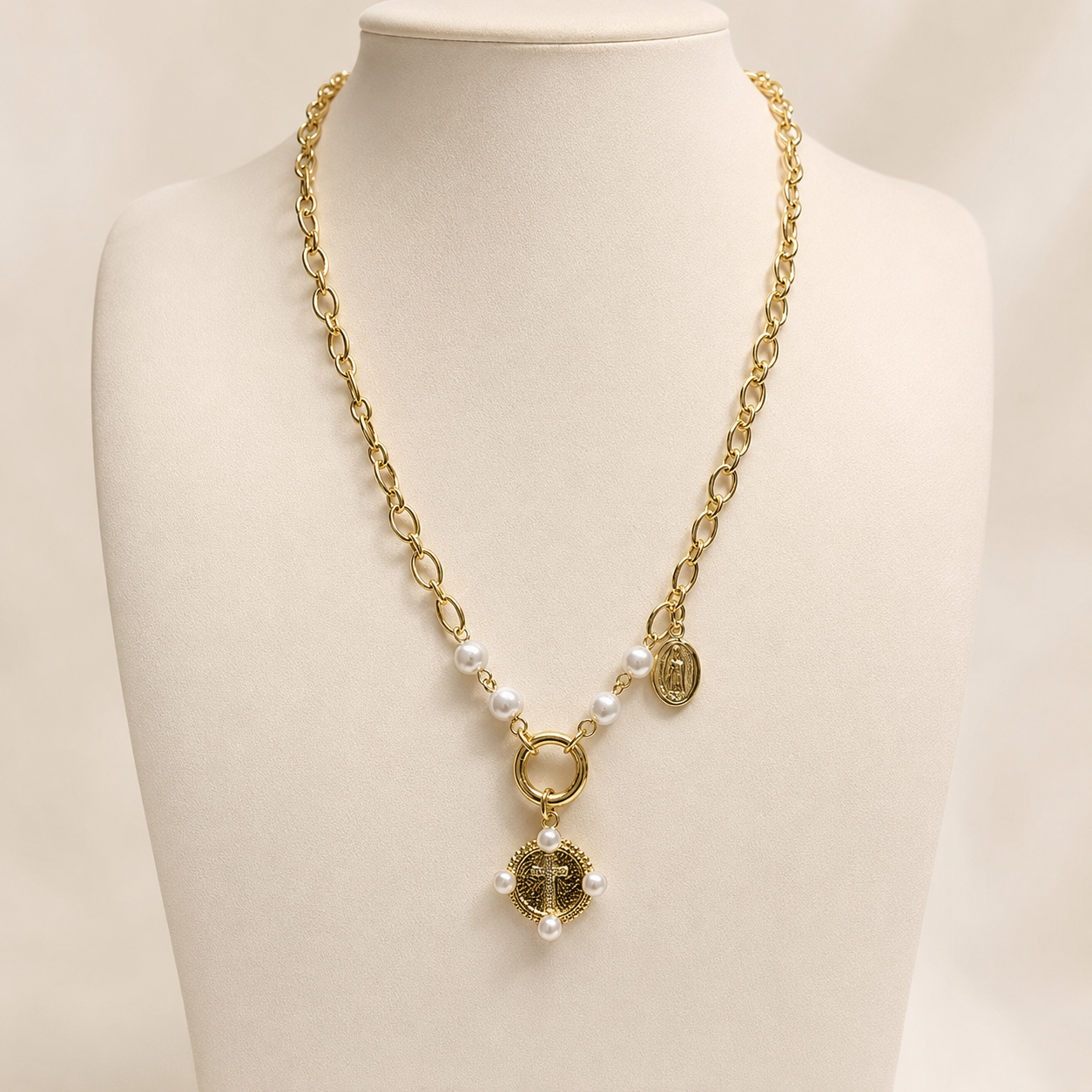 Collar de chapa de oro 18K con imagen religiosa y detalles de perlas, diseño elegante y femenino para venta de joyería de mayoreo, ideal para combinar con aretes, pulseras y anillos.
