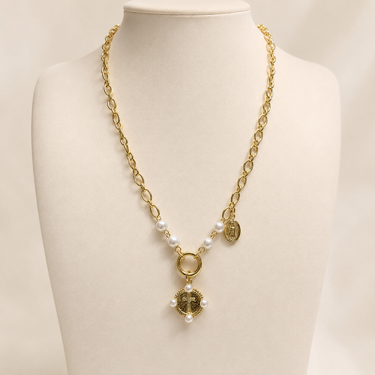 Collar de chapa de oro 18K con imagen religiosa y detalles de perlas, diseño elegante y femenino para venta de joyería de mayoreo, ideal para combinar con aretes, pulseras y anillos.