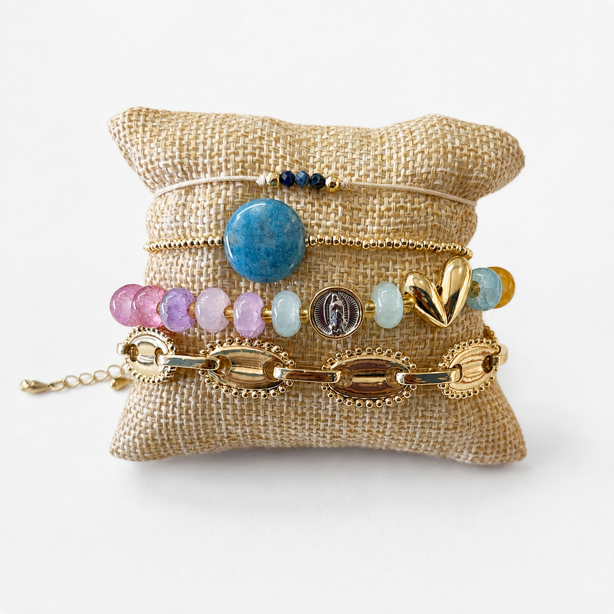 Pulsera Roma de acabado dorado con eslabones ovalados y detalles circulares decorativos.