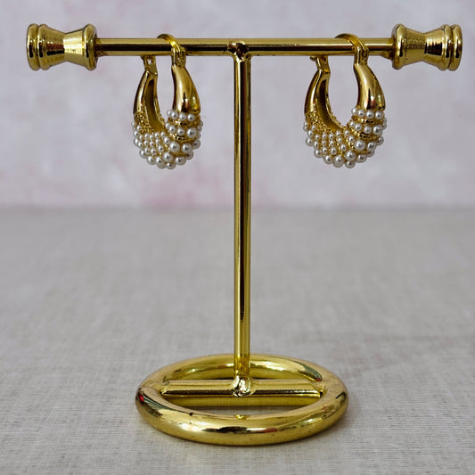 Arracadas huggie de chapa dorada con perlitas tipo racimo de mayoreo 