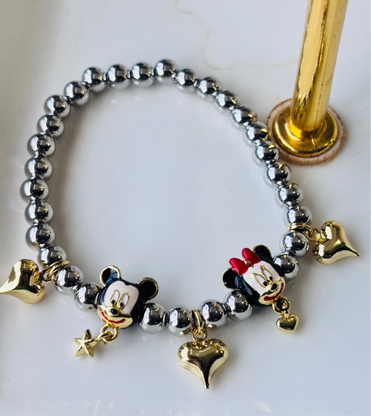 Pulsera bañada en oro 18k con dijes de Mickey y Minnie esmaltados — joyería al mayoreo E|B Jewels
