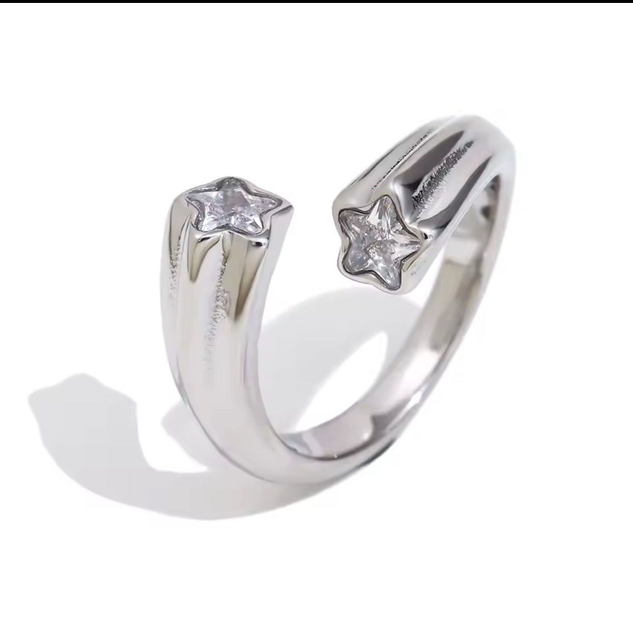 Anillo chapado en oro de 18 quilates, elaborado en acero inoxidable de alta calidad, resistente al agua.