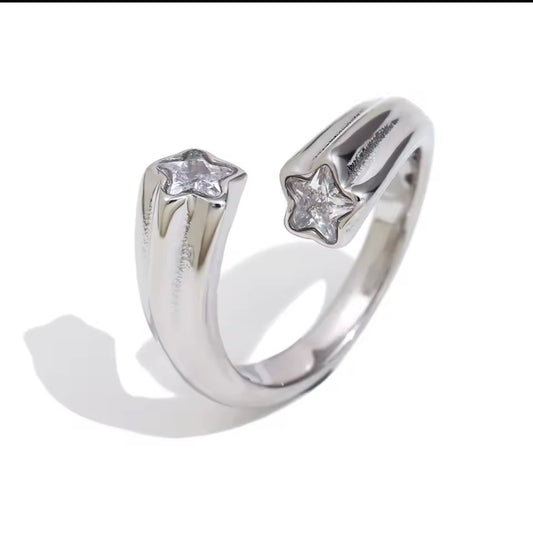 Anillo chapado en oro de 18 quilates, elaborado en acero inoxidable de alta calidad, resistente al agua.