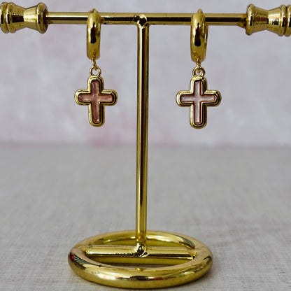 Huggies doradas de chapa con dije de cruz blanca