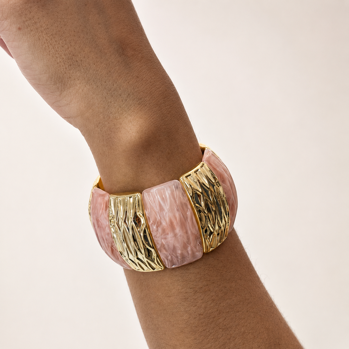 Pulsera Blush Mosaic rosa marmoleada con detalles dorados, vista lateral
