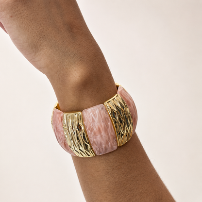 Pulsera Blush Mosaic rosa marmoleada con detalles dorados, vista lateral
