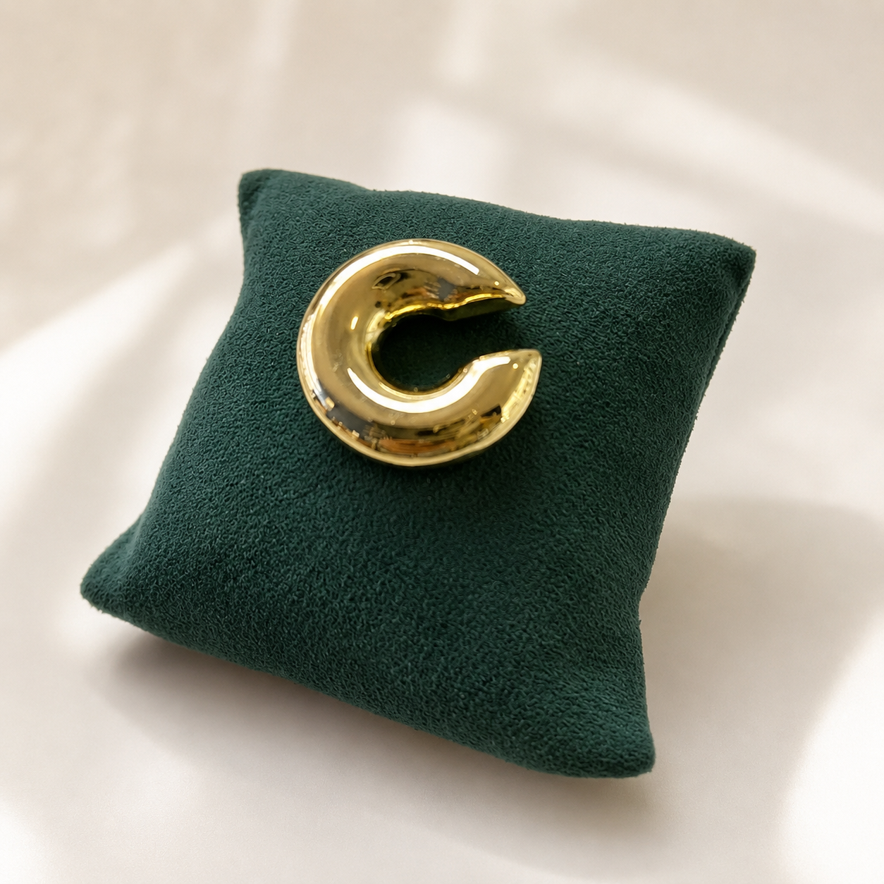 Ear cuff conciencia dorada en chapa de oro 18K para joyería de mayoreo.