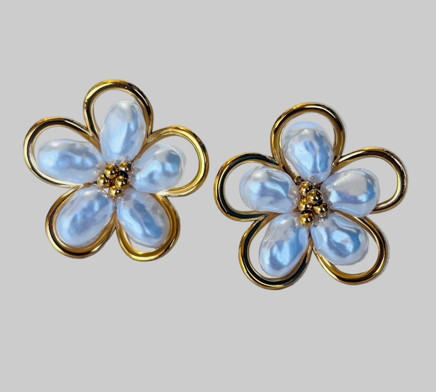 Aretes Luz Urbana en acero inoxidable 316L, estilo minimalista y moderno, perfectos para looks de ciudad.
