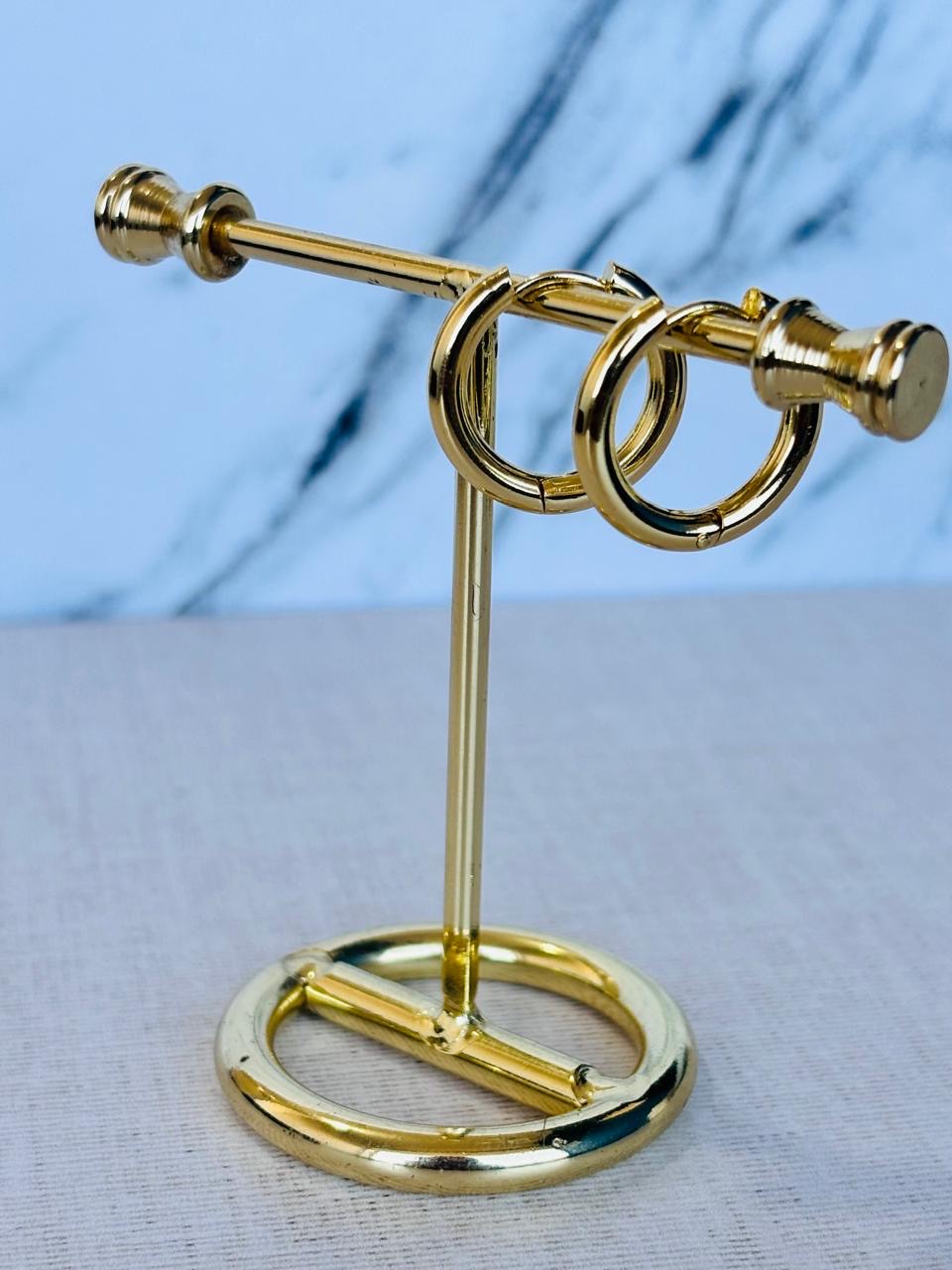 Huggies Básicas elaboradas en chapa de oro de 18k, aretes modernos y cómodos para venta de joyería al mayoreo.