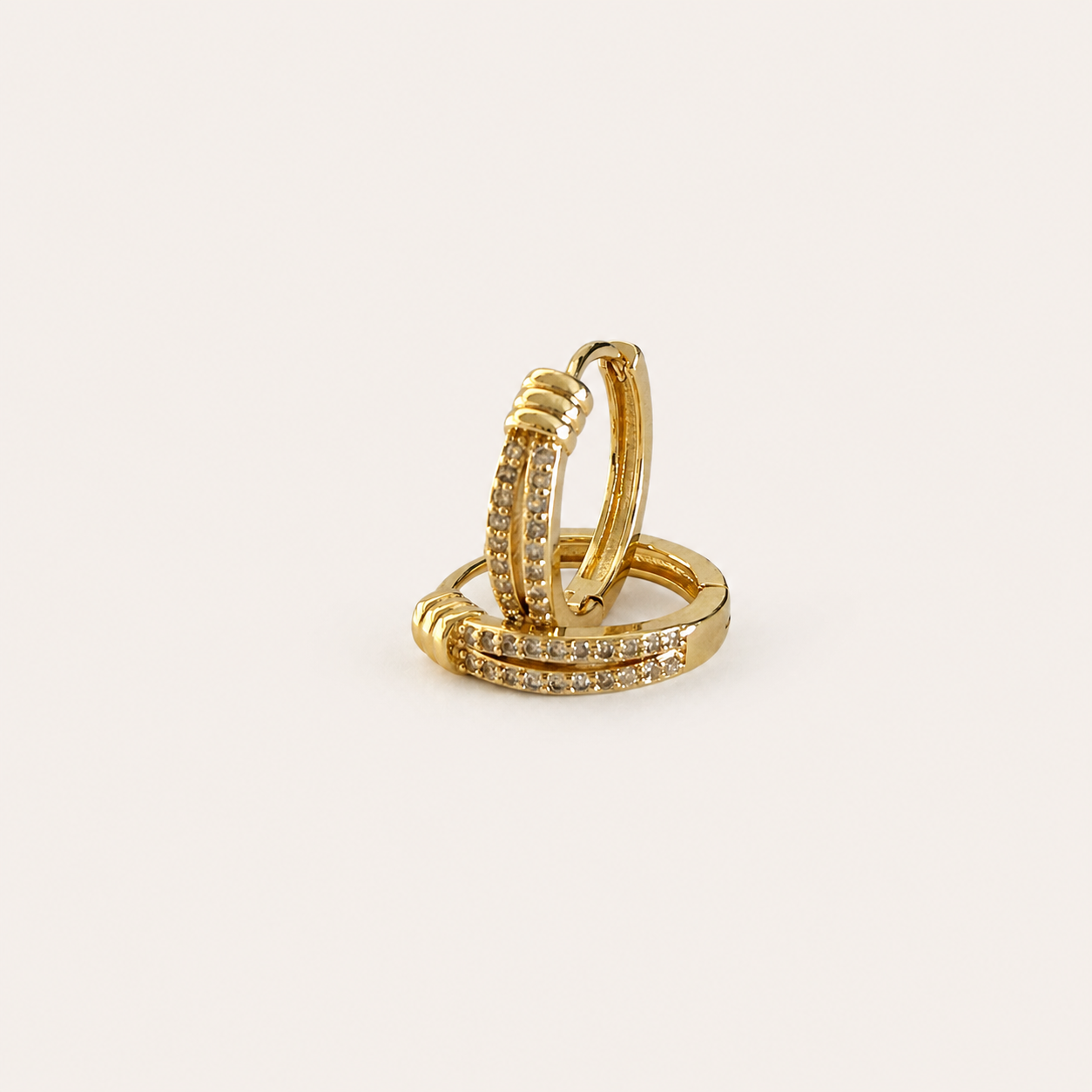 Huggies Básicas Venecia con piedras, elaboradas en chapa de oro de 18k para venta de joyería al mayoreo.