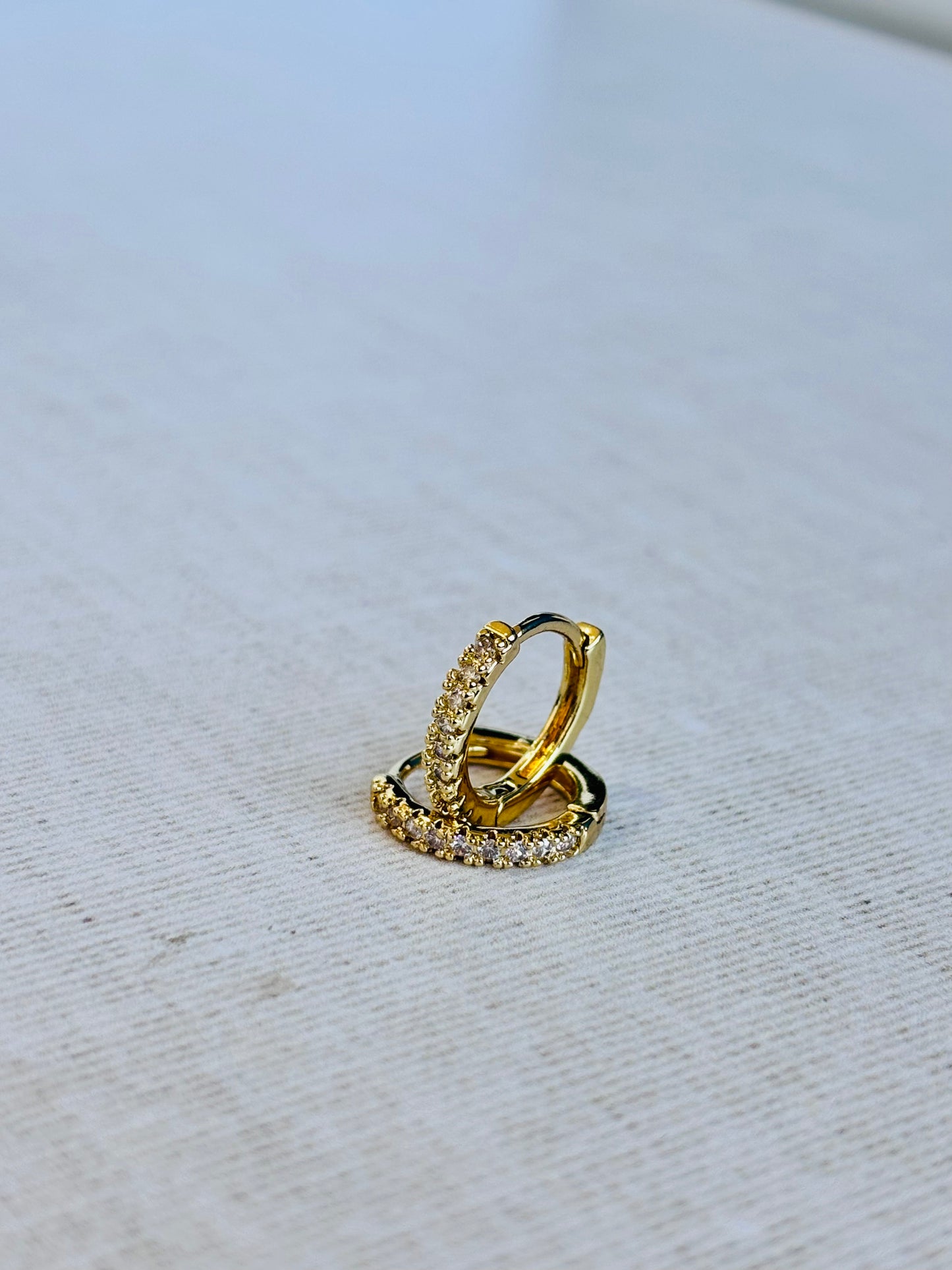 Huggies Básicas Venecia con piedras, elaboradas en chapa de oro de 18k para venta de joyería al mayoreo.