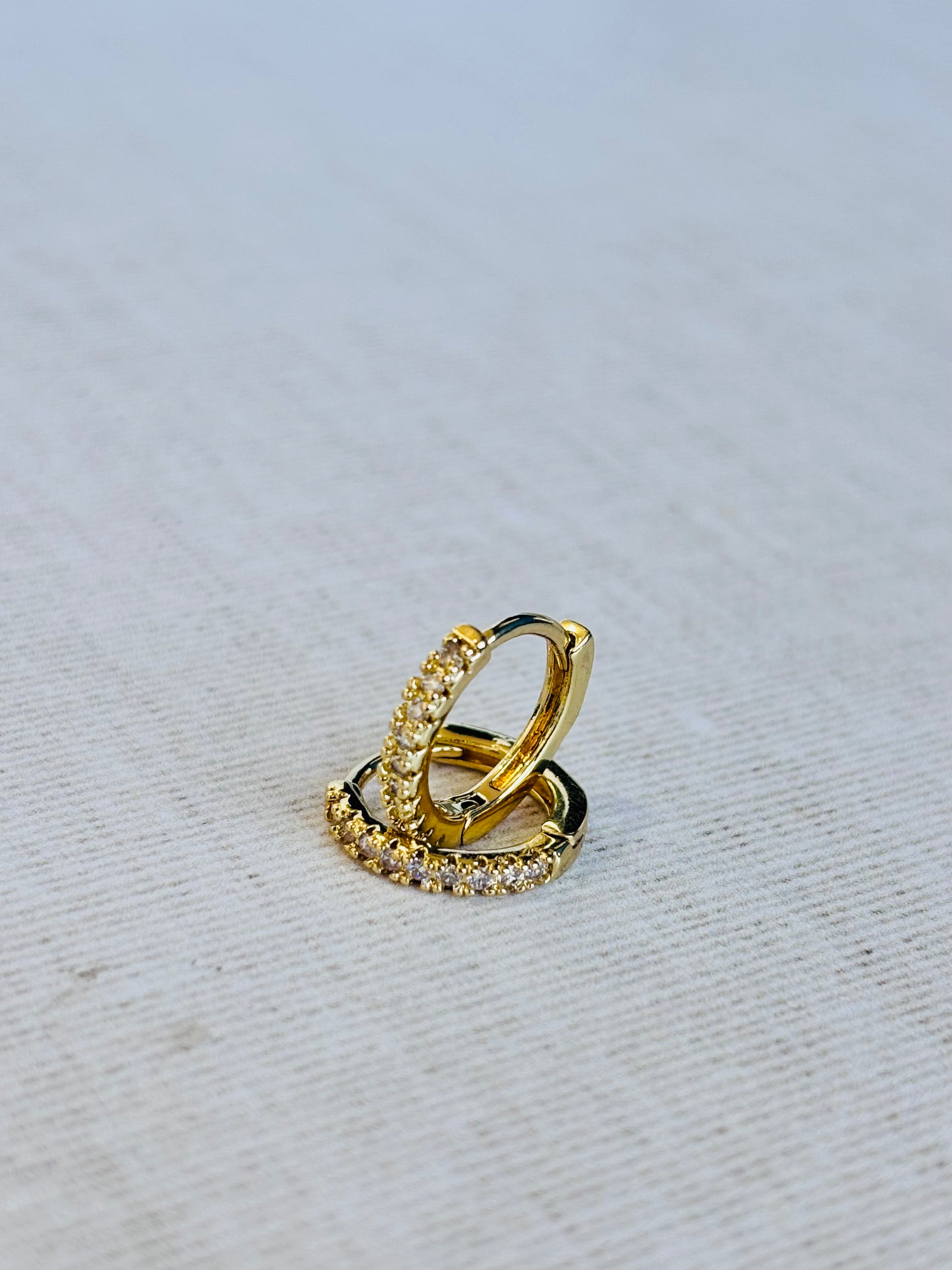 Huggies Básicas Venecia con piedras, elaboradas en chapa de oro de 18k para venta de joyería al mayoreo.