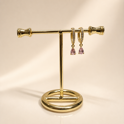 Huggies Mila Rose en chapa de oro de 18k con detalle de piedra rosa para venta de joyería al mayoreo.