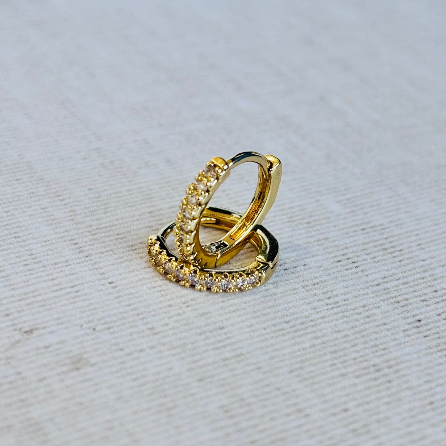 HUGGIE CHAPA DE ORO 18K