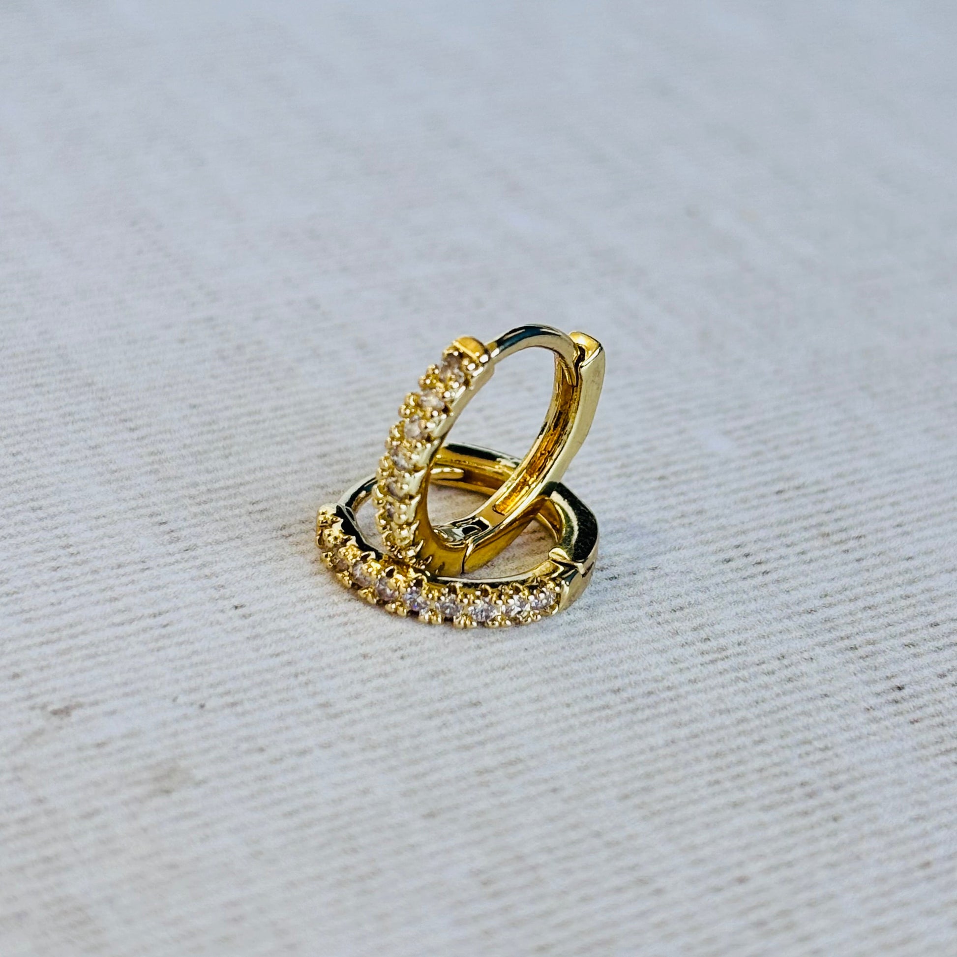 HUGGIE CHAPA DE ORO 18K