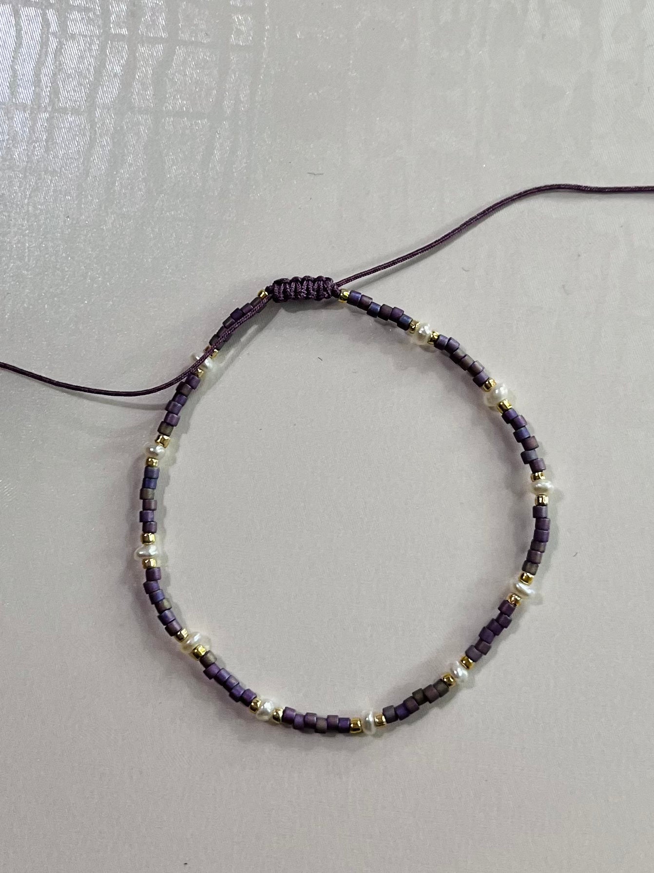 Pulsera morada miyuki con perlas